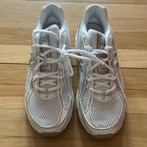 NWOT Women’s New Balance 740